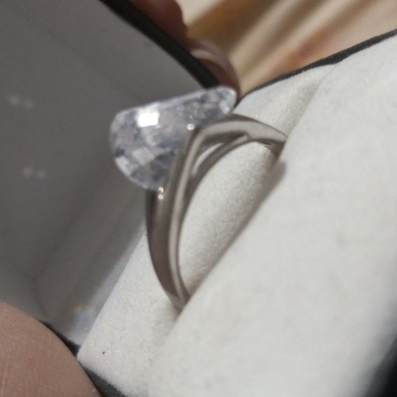 925Ring size 8 silver band with  clear  triangler shaped stone - Picture 11 of 11